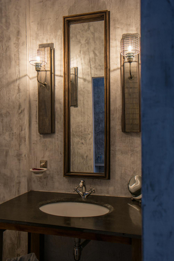 Bathroom 2, Maison d'Aliénor, Charente-Maritime