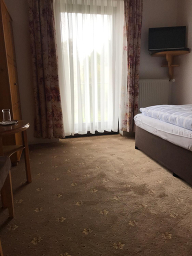 Others 3, Hotel Tannenhof, Regen