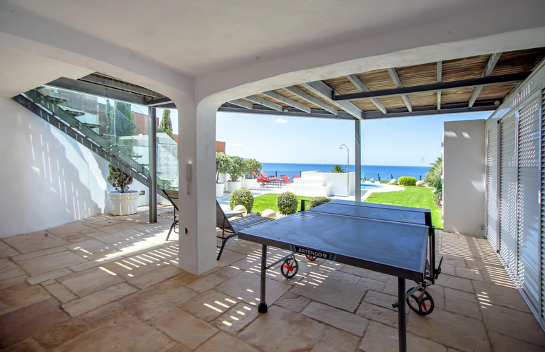Others 5, Beachfront Villa - Private Beach Access - Walk Everywhere without car - pool & jacuzzi, Albufeira