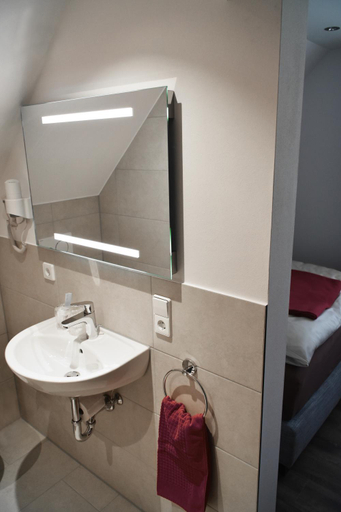 Bathroom 4, Hotel Zur Eisenbahn, Böblingen