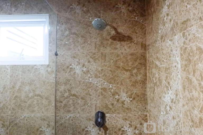 Bathroom 3, Elegant 3BR at Grand Sungkono Lagoon By Travelio, Surabaya