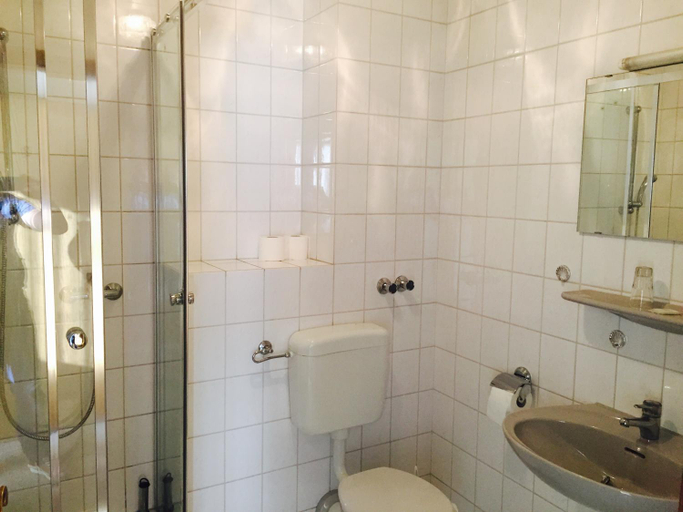 Bathroom 4, Hotel Restaurant Mirena, Recklinghausen