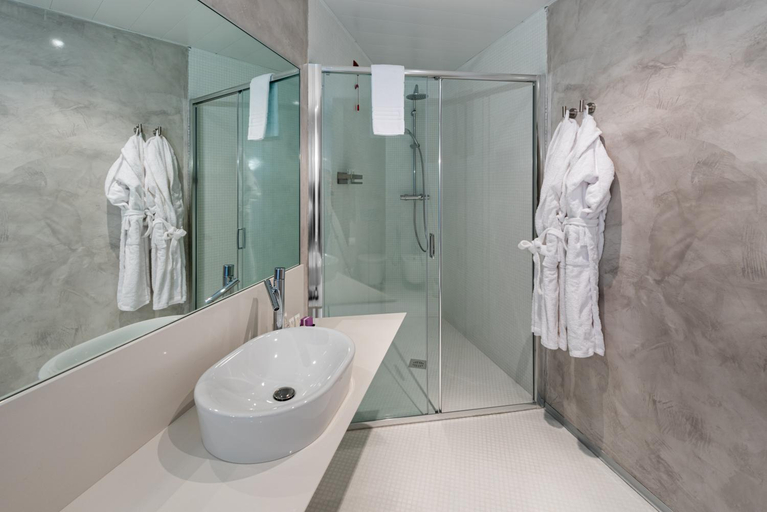 Bathroom 14