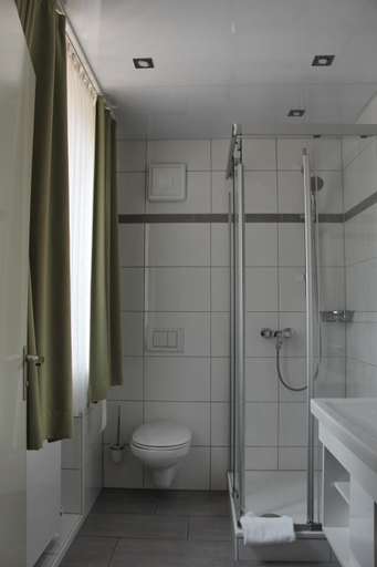 Bathroom 4, Hotel-gasthof Postbrv§u Dingolfing, Dingolfing-Landau