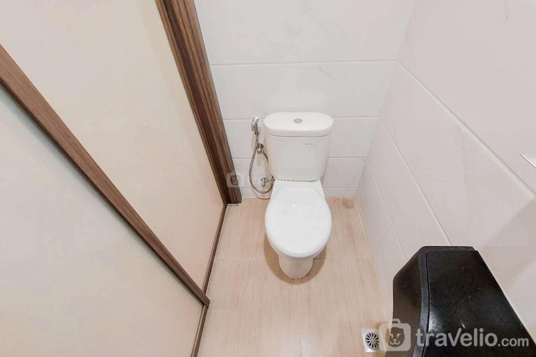 Bathroom 3, Wonderful Studio at Sky House BSD Apt By Travelio, Tangerang Selatan