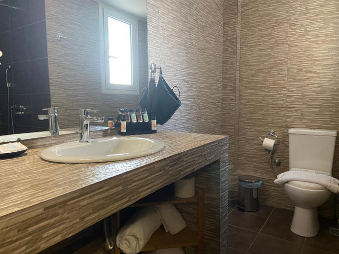 Bathroom 4, Connect Suites, Attica