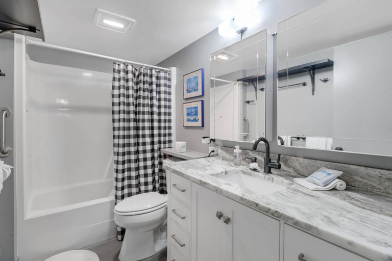 Bathroom 4, Beach & Tennis 1708, Lee