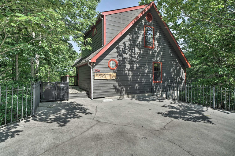 Rustic Pigeon Forge Home with Private Hot Tub!, Sevier