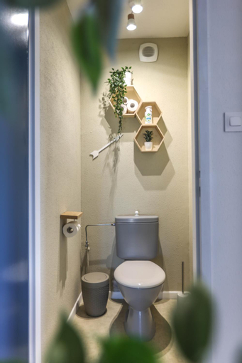 Bathroom 10