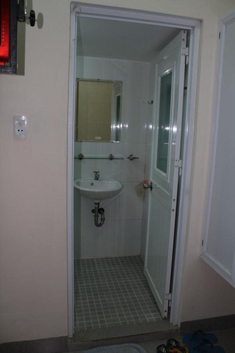 Bathroom, Ngoc Mai Guesthouse, Buon Ma Thuot