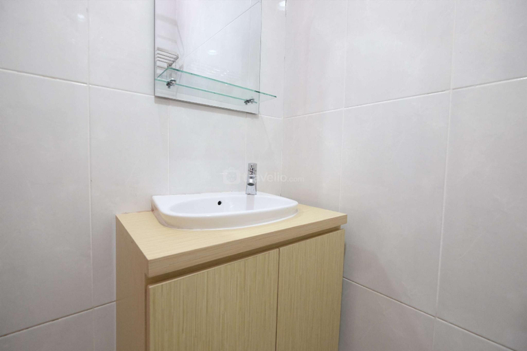 Bathroom 3, Studio Minimalist Evenciio Margonda By Travelio, Depok
