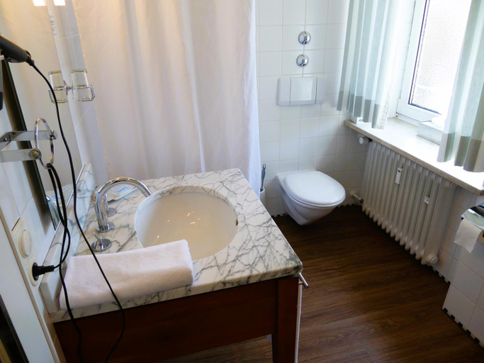 Bathroom 4, Hotel Rosenheimer Hof, Traunstein