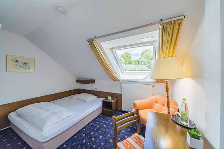 Bedroom 5, Hotel Franken, Forchheim