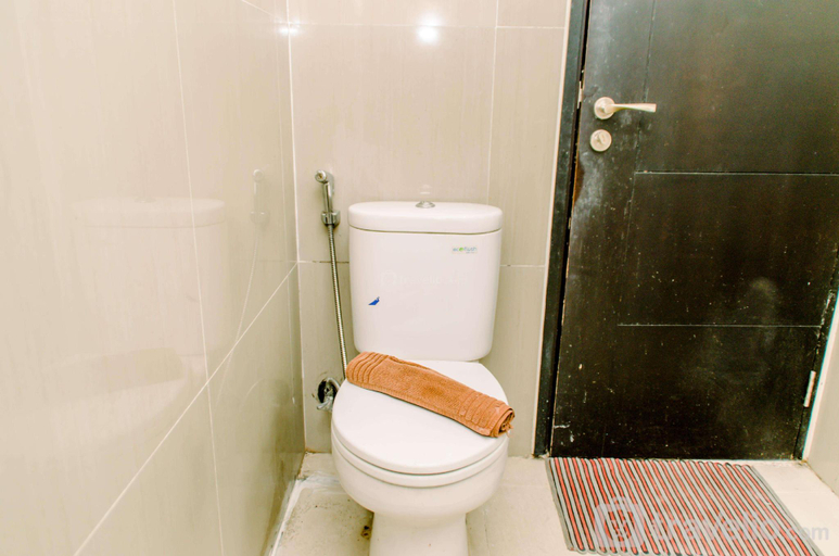 Bathroom 3, Nice Elegant Studio Paramount Skyline By Travelio, Tangerang