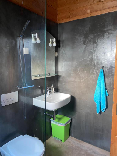 Bathroom 2, Poioruivo, Odemira