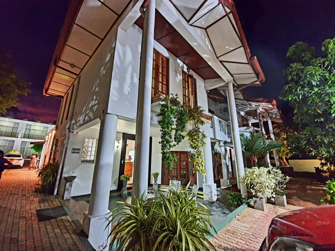 Exterior & Views