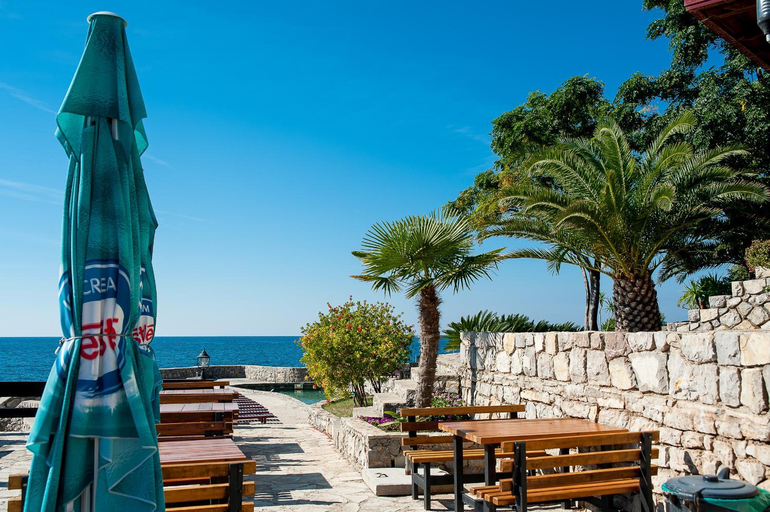 Food & Drinks, Limunada Apartments