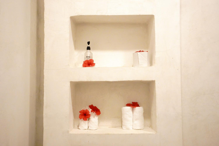 Bathroom 3, Seconda Stella, Kusini