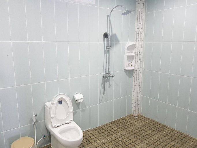 Bathroom 3, Poolside Bungalows, Takua Pa