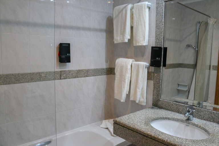 Bathroom 5, Horta, Horta