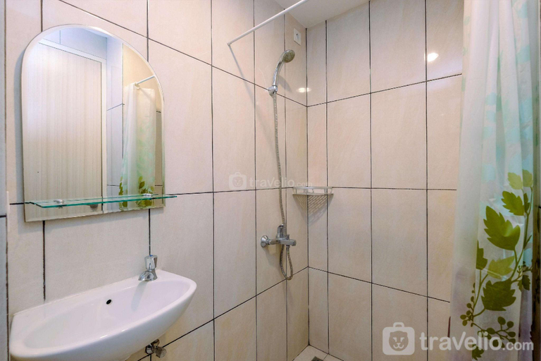 Bathroom, Simply Studio Grand Kamala Lagoon By Travelio, Bekasi