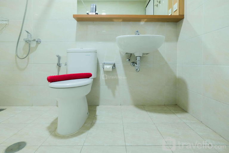 Bathroom, Best Location 1BR Mustika Golf Apt By Travelio, Cikarang