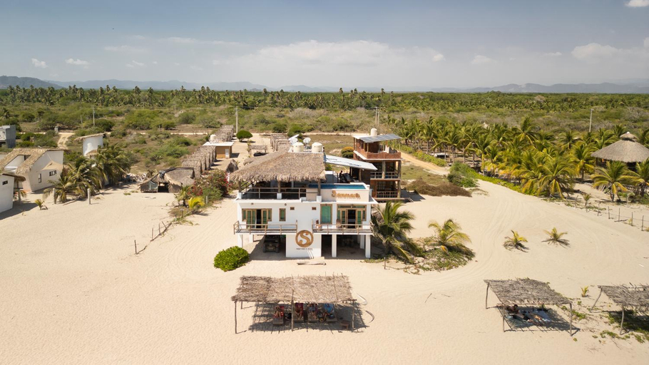Exterior & Views