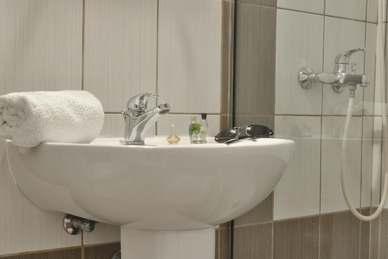 Bathroom 2, Rolandos Apartments, Ionian Islands