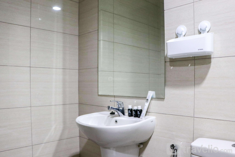 Bathroom 4, Homey 2BR at Ciputra International Apt By Travelio, West Jakarta