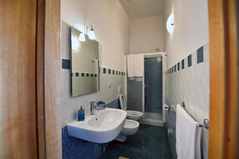 Bathroom, B&B Iris, Salerno