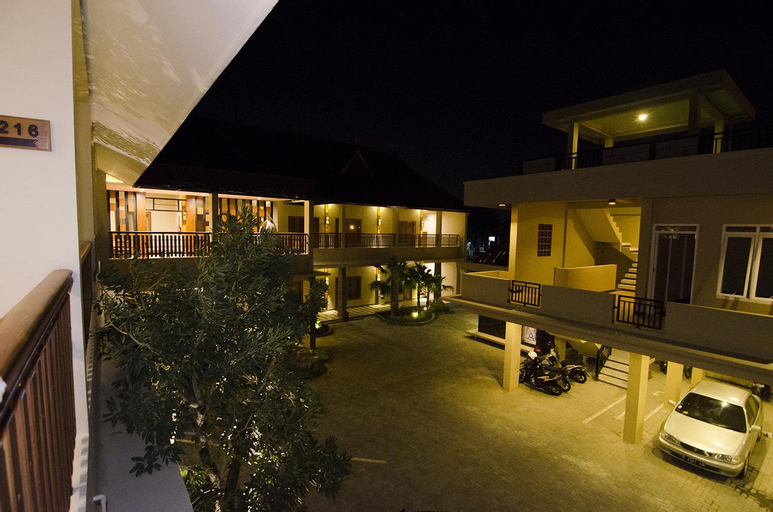 Exterior & Views