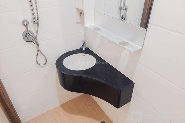 Bathroom 3, Comfy Studio 31st Floor Sky House BSD By Travelio, South Tangerang