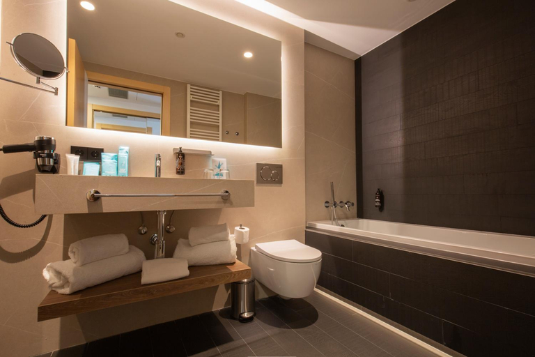 Bathroom 5, Yomo Centric