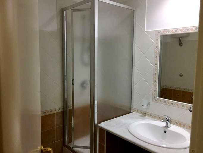 Bathroom 1, CaToledo, Napoli