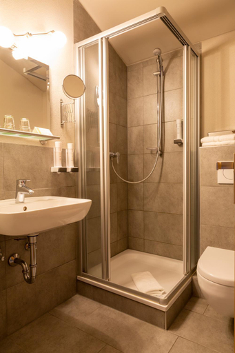 Bathroom 5, Hotel Restaurant Brigitte, Bayreuth