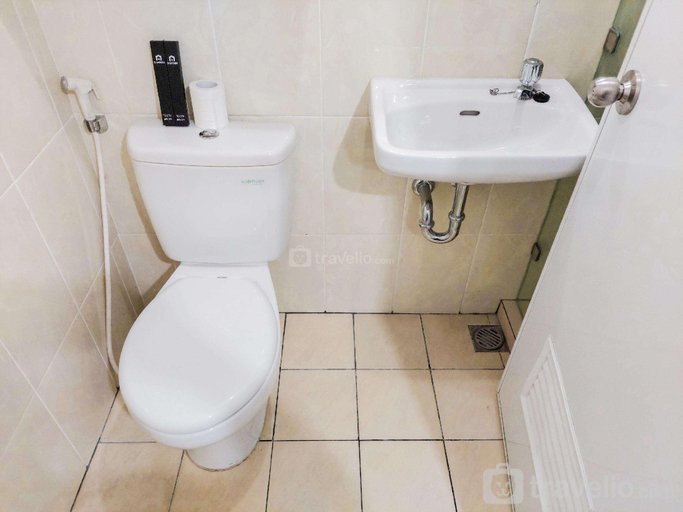 Bathroom 3, Comfort Studio MTown Residence Serpong By Travelio, Tangerang