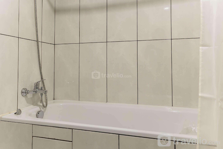 Bathroom 2, Chic 2BR Grand Kamala Lagoon Apt By Travelio, Bekasi