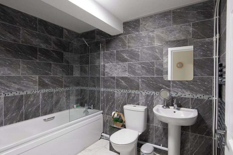 Bathroom, home.ly North London Apartments Wembley, London