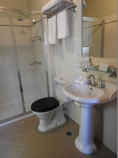 Bathroom, Bull and Mouth Hotel Maryborough Victoria, C. Goldfields  - M'borough
