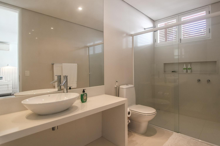 Bathroom 1, Tropical Contemporary Suites, Parati