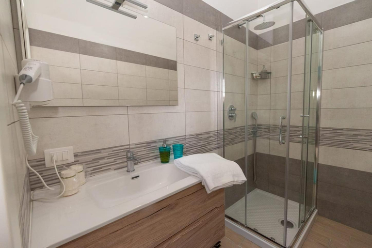 Others 4, B&B DOMINUS, Salerno