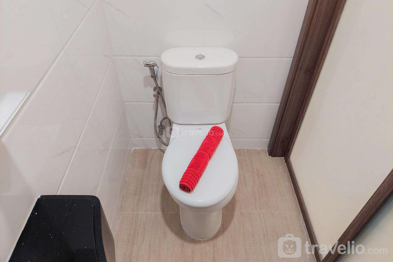 Bathroom, Fully Furnished with Tidy Design Studio at Sky House BSD Apartment By Travelio, Tangerang Selatan