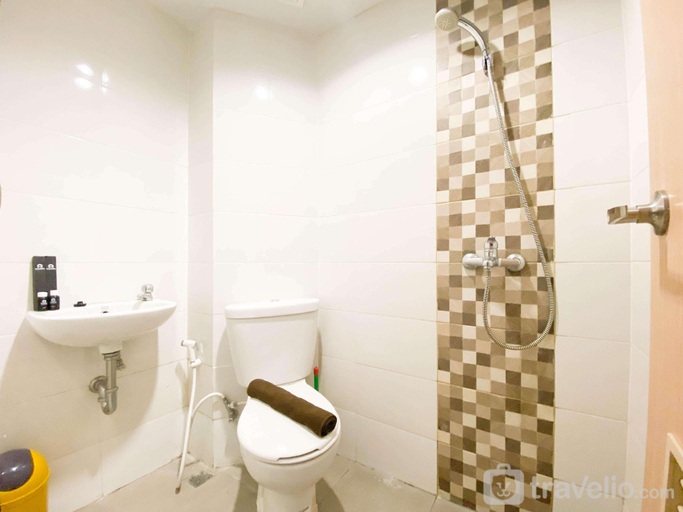 Bathroom, Minimalist and Cozy 1BR The Alton Apt By Travelio, Semarang