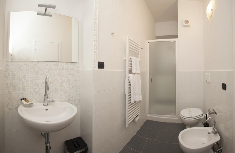 Bathroom 3, Palazzo Lombardo, Florence