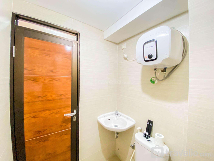 Bathroom, Cozy & Homey 1BR at Gateway Pasteur By Travelio, Bandung
