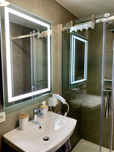 Bathroom 18