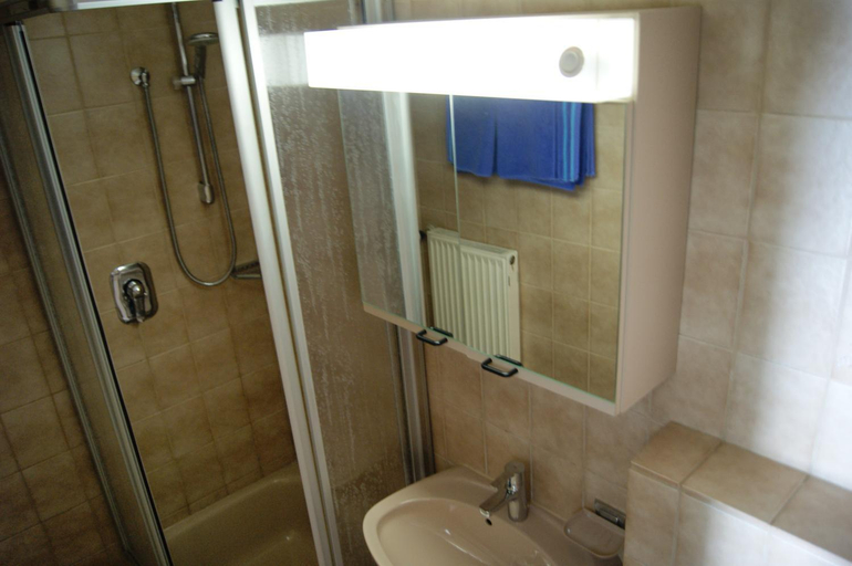Bathroom 3, Gastehaus Charlotte, Miesbach