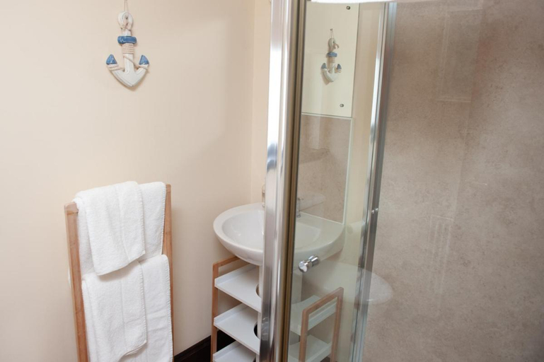 Bathroom 2, Alban and Abbey House, Highland