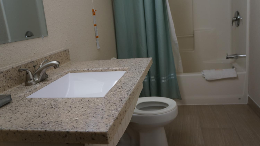 Bathroom 4, Best Stay Inn, Norfolk