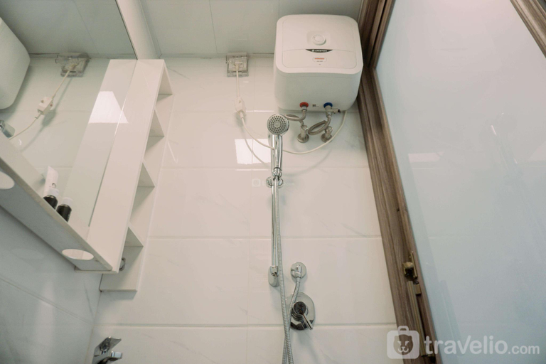 Bathroom 3, Simply Living Studio at Sky House BSD By Travelio, Tangerang Selatan